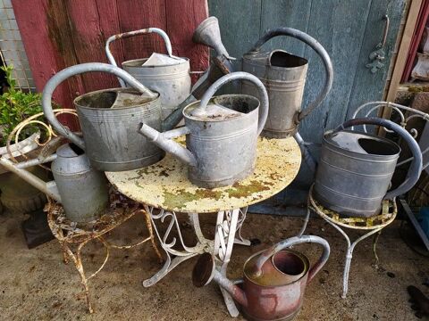 Anciens Arrosoirs M�tal Zinc Galva D�co Jardin. 
20 Loches (37)