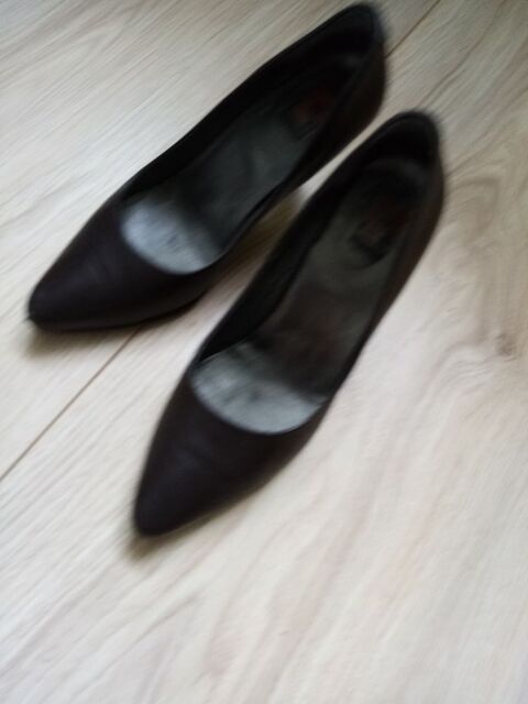             ESCARPINS cuir  marque RODIER
15 Leg� (44)