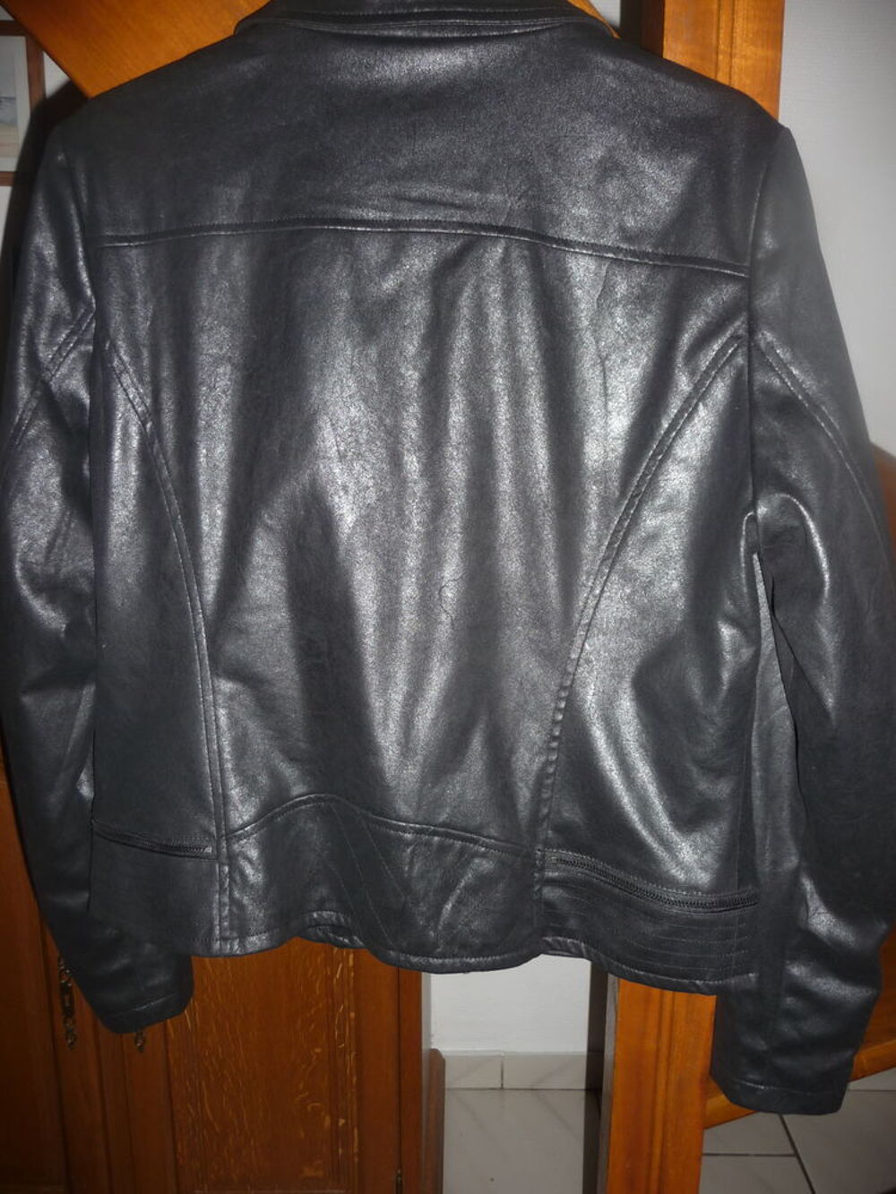 Perfecto femme neuf avec &eacute;tiquette taille 44 
Vêtements