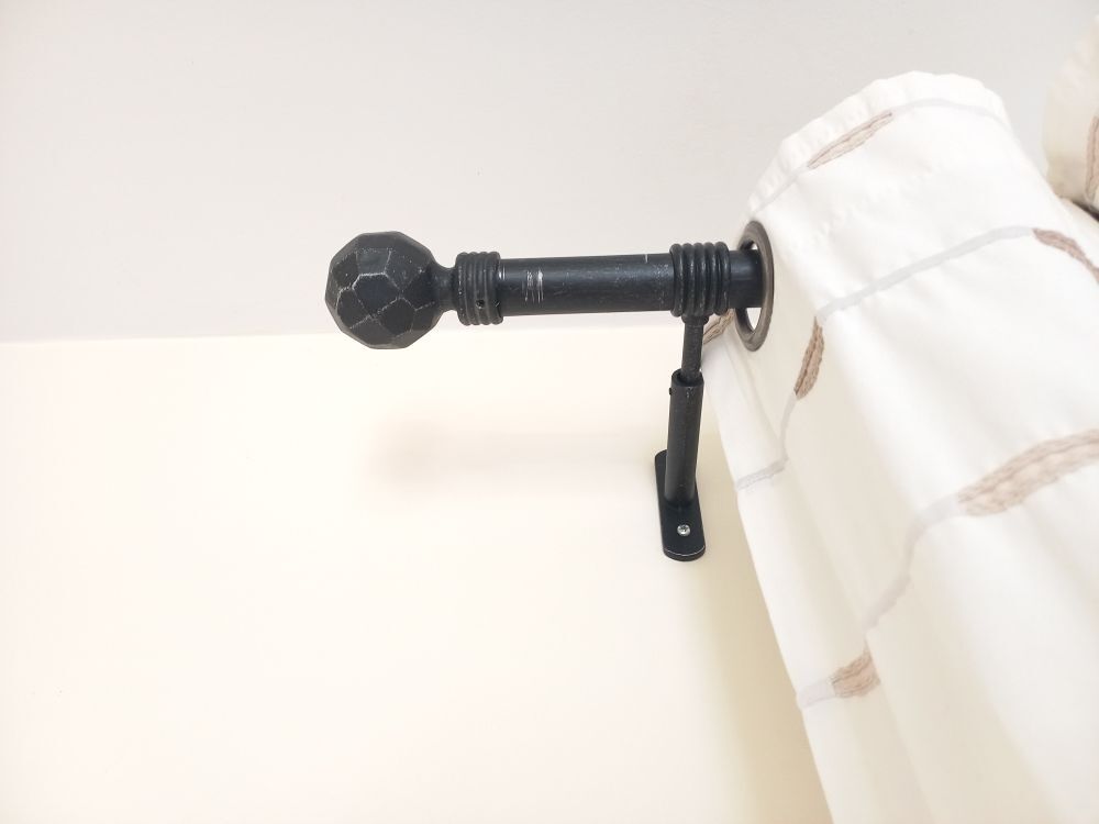 Barres de rideaux noires avec per&ccedil;age Décoration