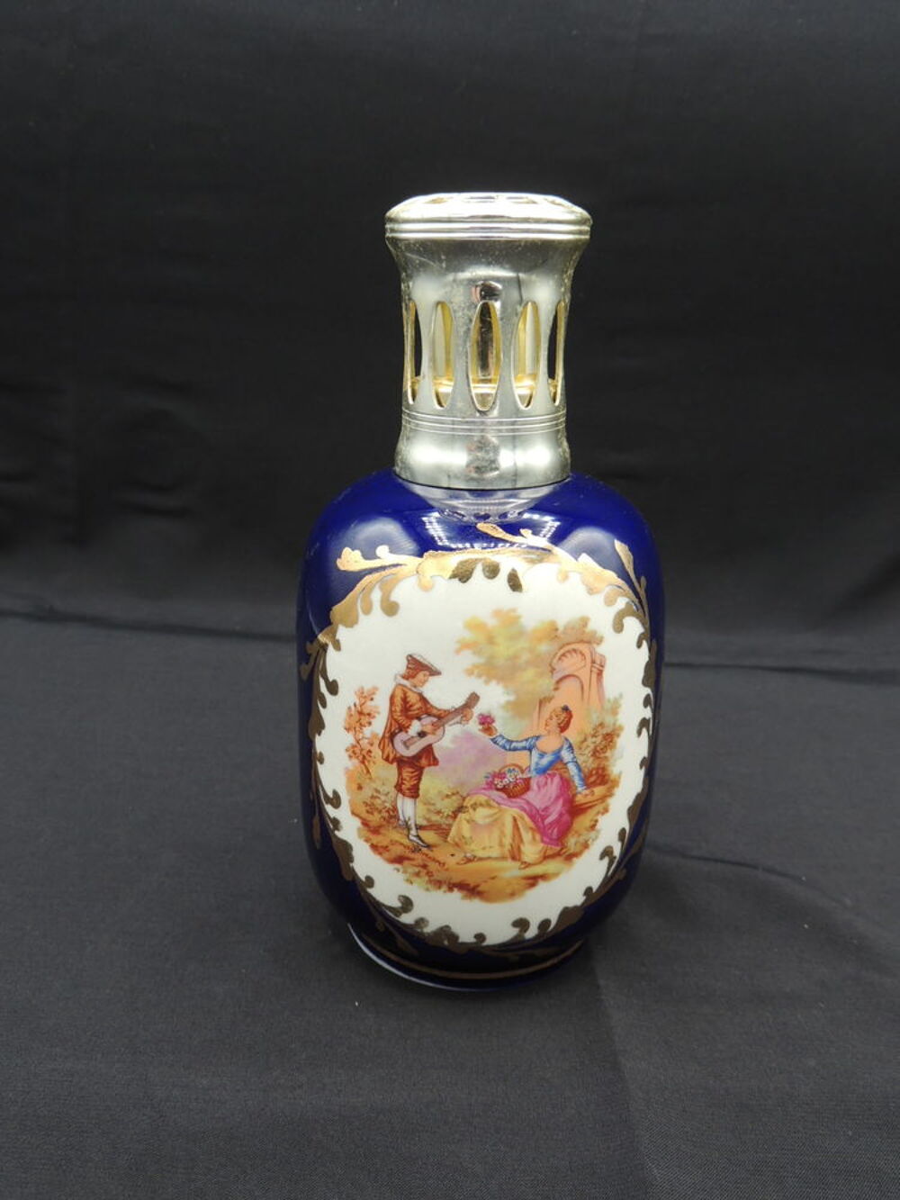 Lampe berger bleue porcelaine de France sign&eacute;e TS sans m&egrave;che 