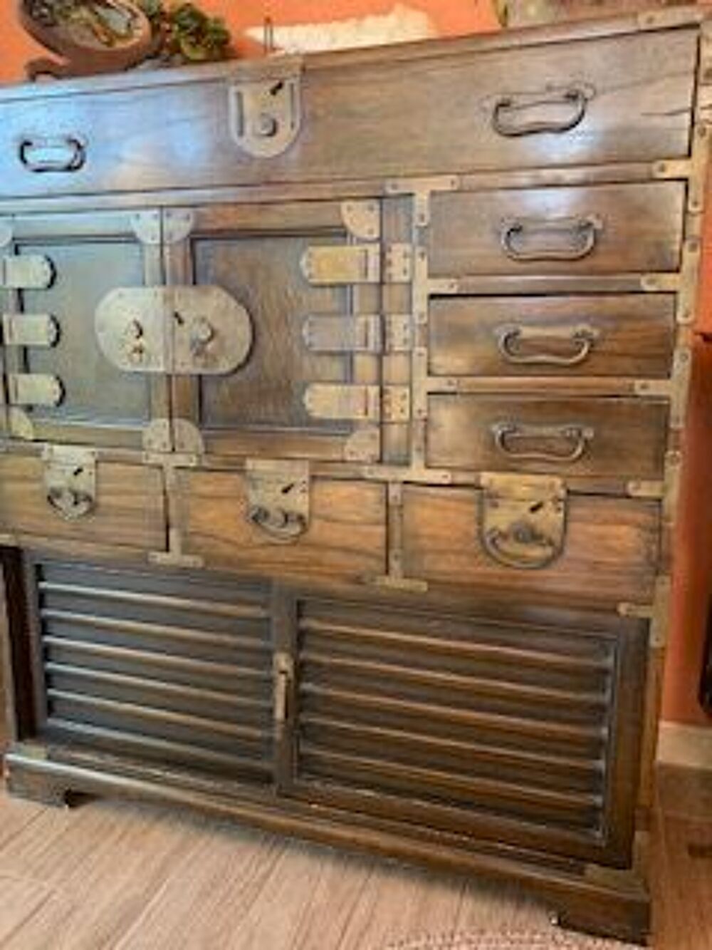 Ancien meuble console cor&eacute;en en bois &agrave; multiples tiroirs Meubles
