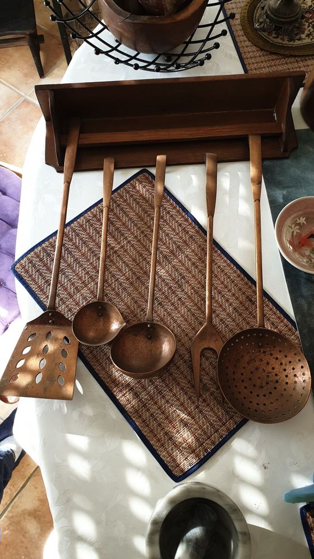 ustensiles cuisines d&eacute;coratifs cuivr&eacute;s Meubles