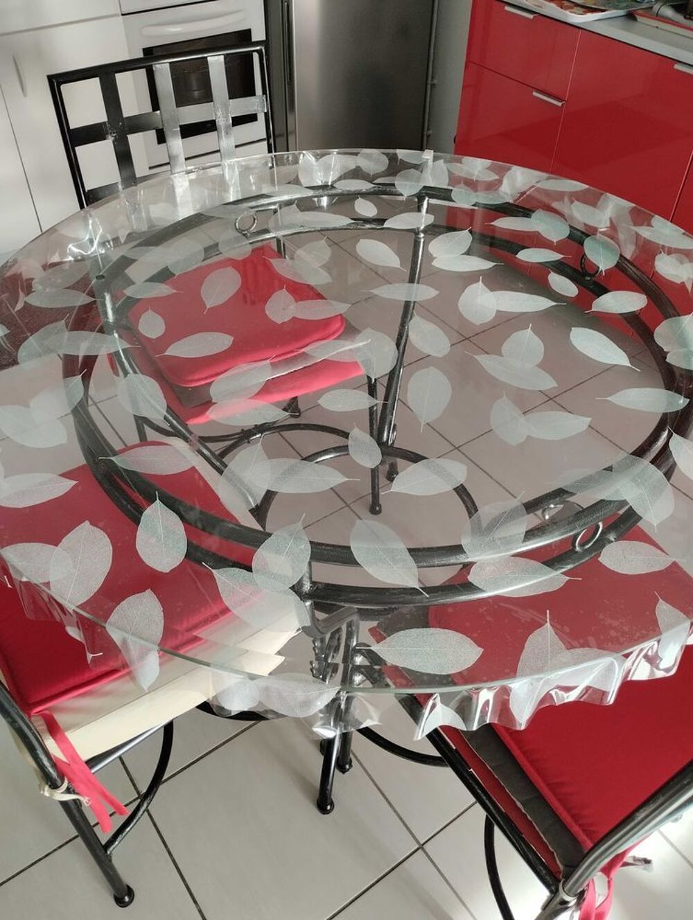 Ensemble table ronde et 4 chaises. Meubles