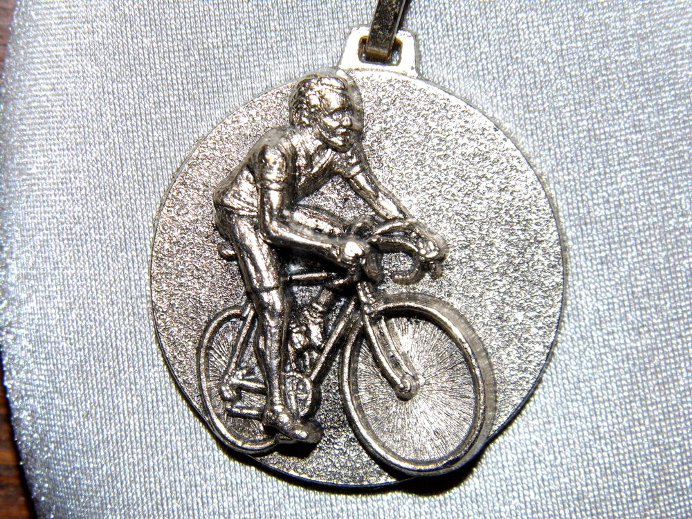Medaille porte cl&eacute;s porte clef Gravelines DEPECKER cycle velo ancien bicyclette 