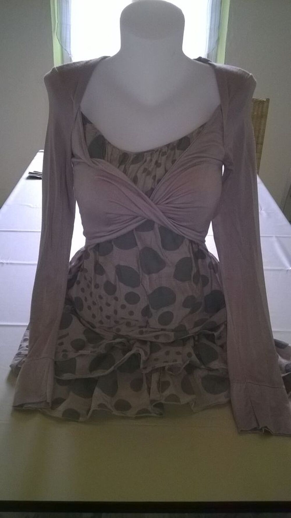 Robe Couleur taupe 
Marque Cache Cache 
Taille S/36 
E
Vtements