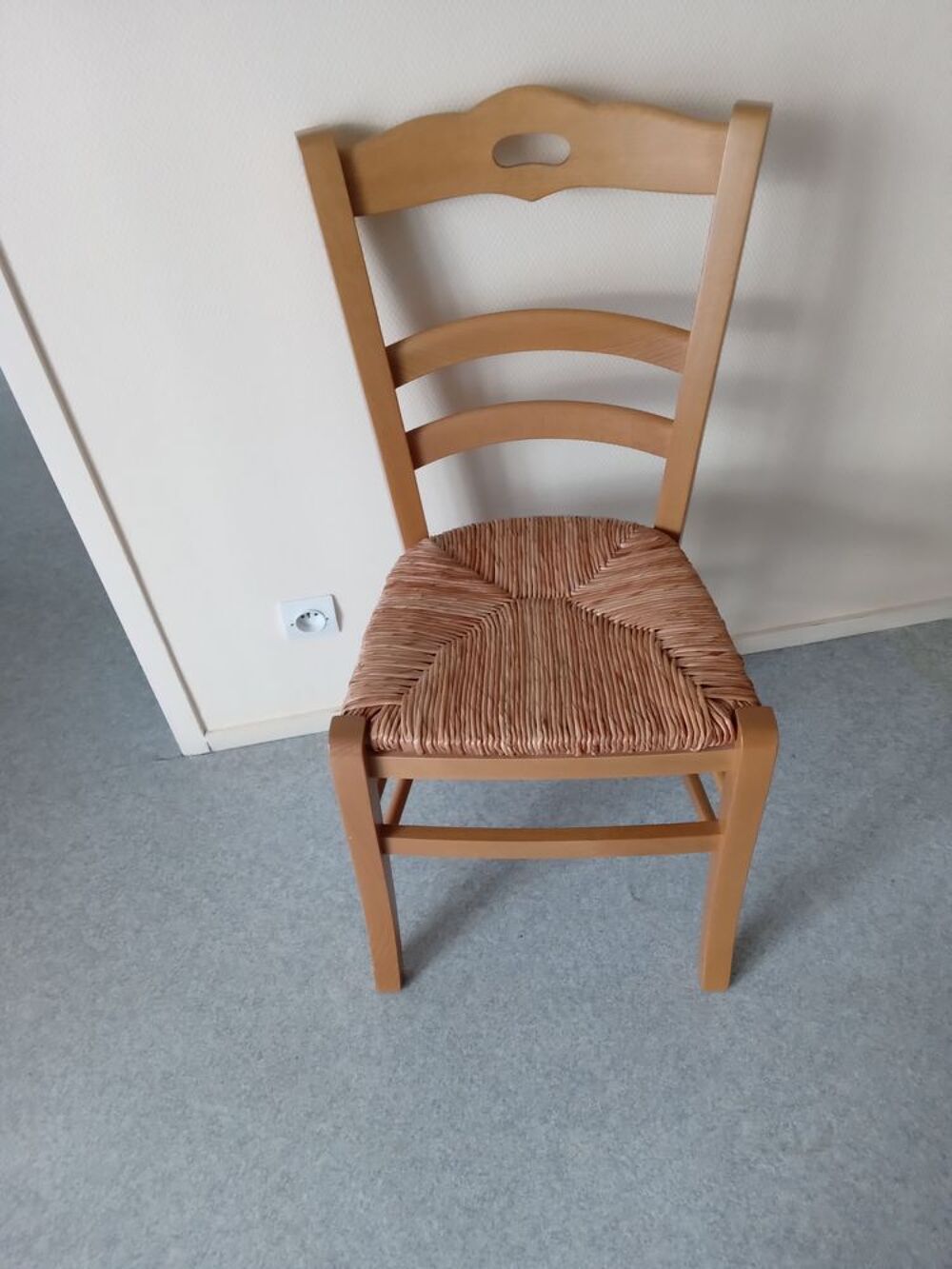  table plus 4 chaises salle de sejpur tr&egrave;s bon &eacute;tat Meubles