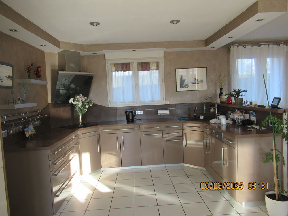 Location Maison Villa de plain pied avec piscine sur terrain clos de 1300 m² Grézieu-la-varenne