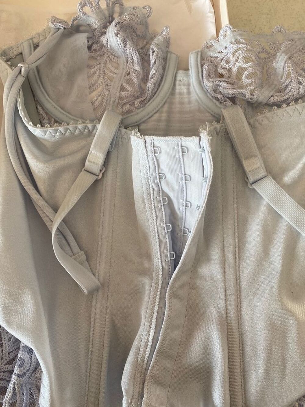 GUEPIERE EN DENTELLE MARQUE LEJABY PERLE TAILLE 85 B Vêtements