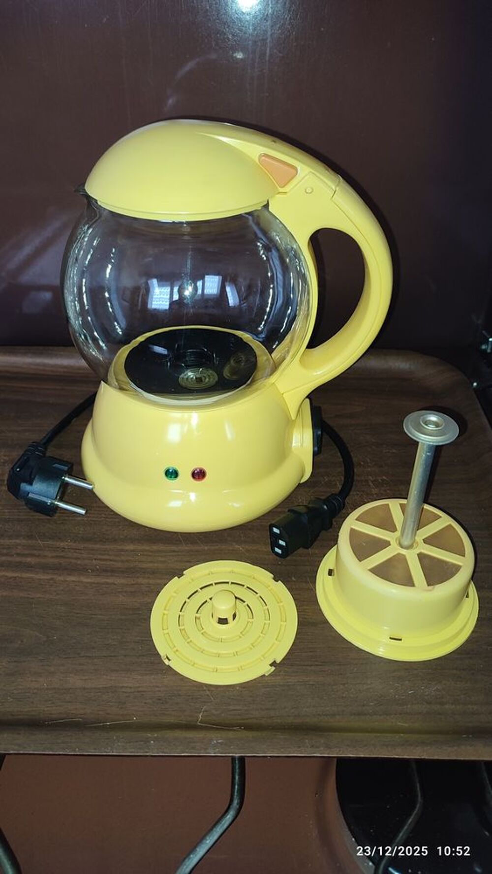 th&eacute;i&egrave;re &eacute;lectrique jaune. Electroménager