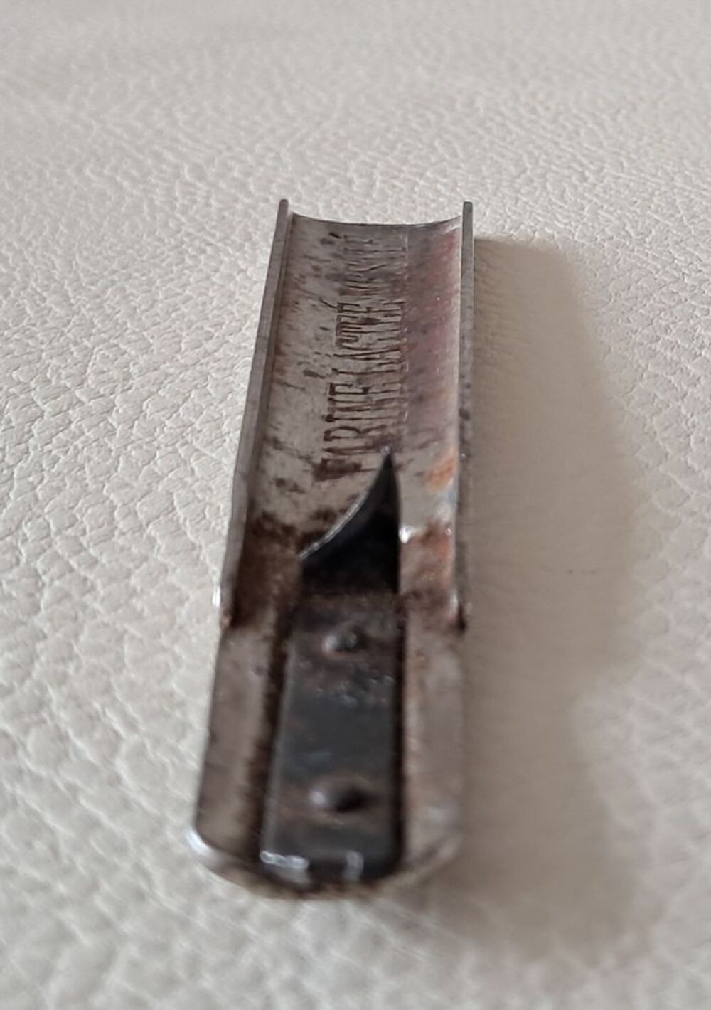 ancien ouvre bo&icirc;te de lait en m&eacute;tal vintage marque Nestl&eacute; 