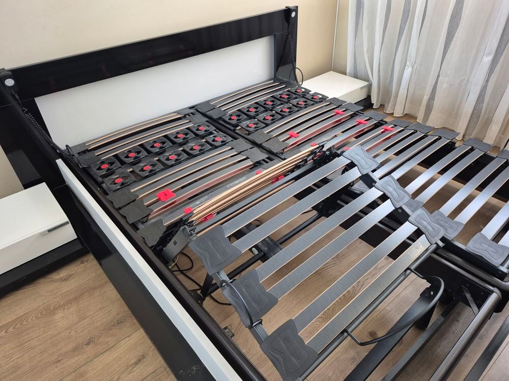 ce lit double en bois avec structure noire et blanc Meubles