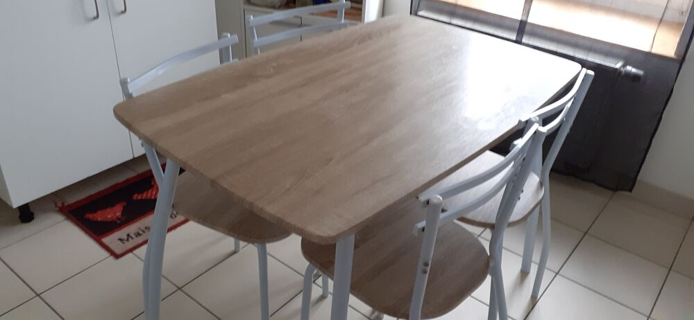 Table de cuisine avec chaises en m&eacute;tal Cuisine