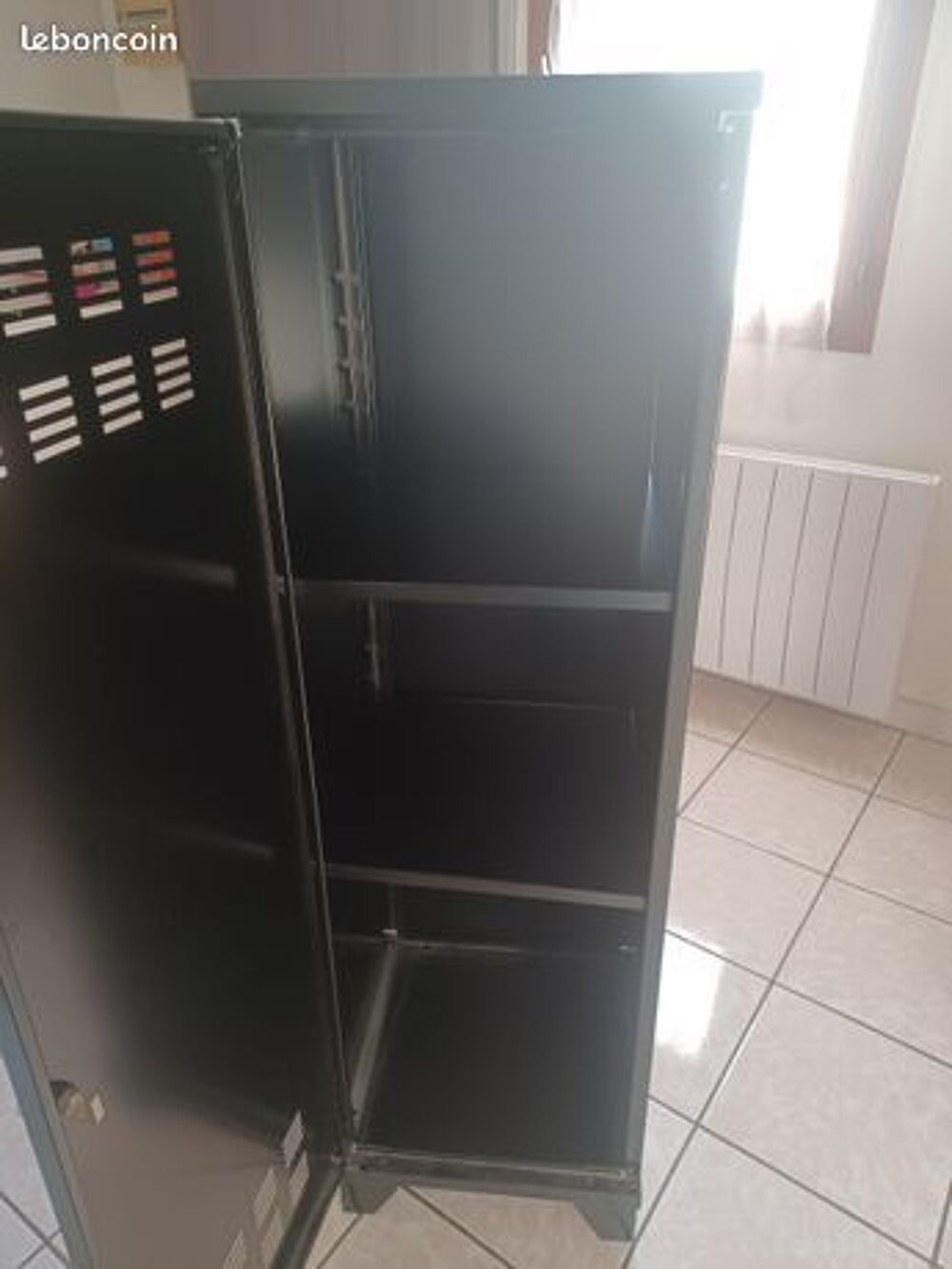 Jolie armoire m&eacute;tallique Meubles