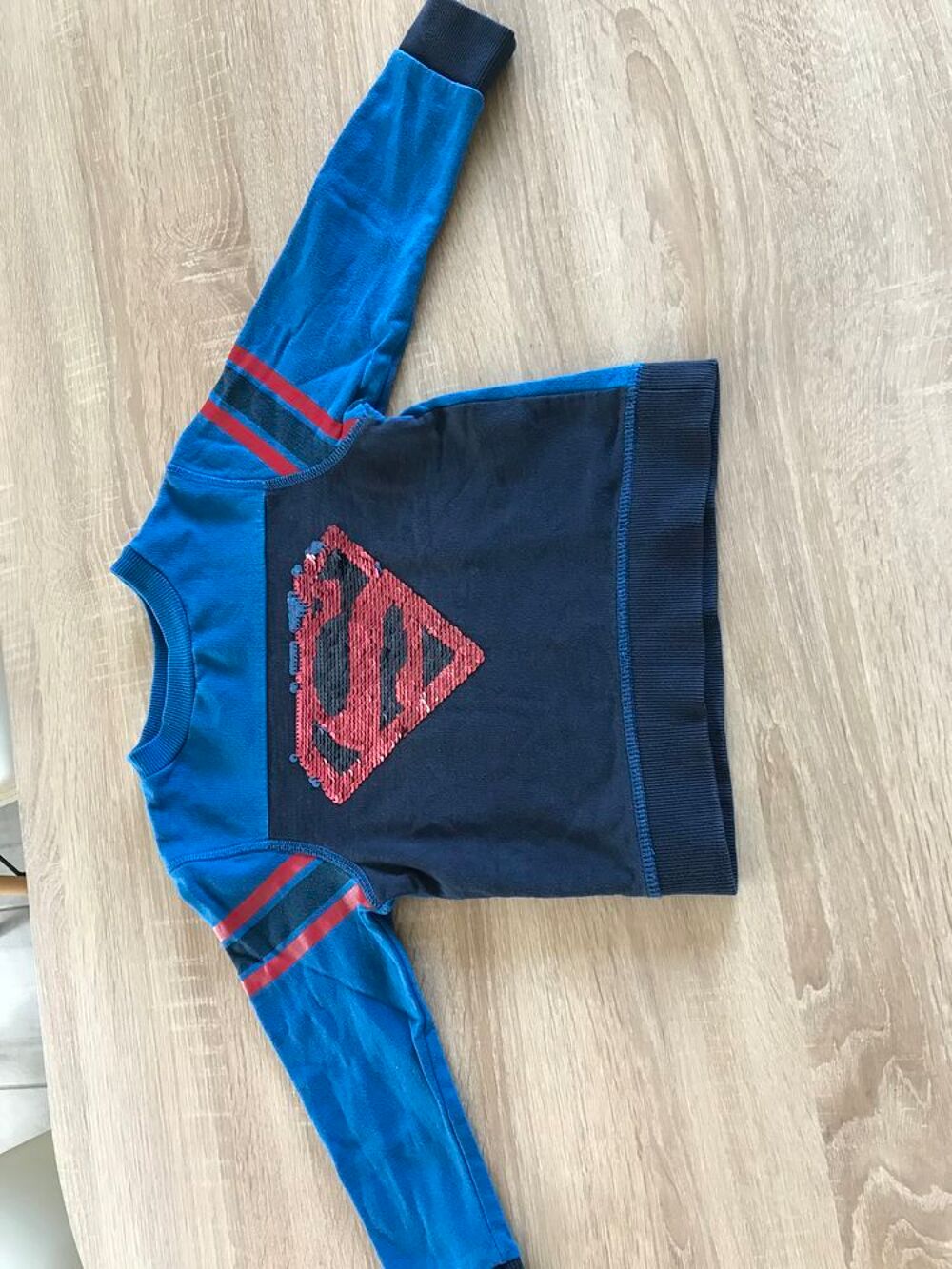 pull superman paillettes sequins bleu et rouge Vêtements enfants