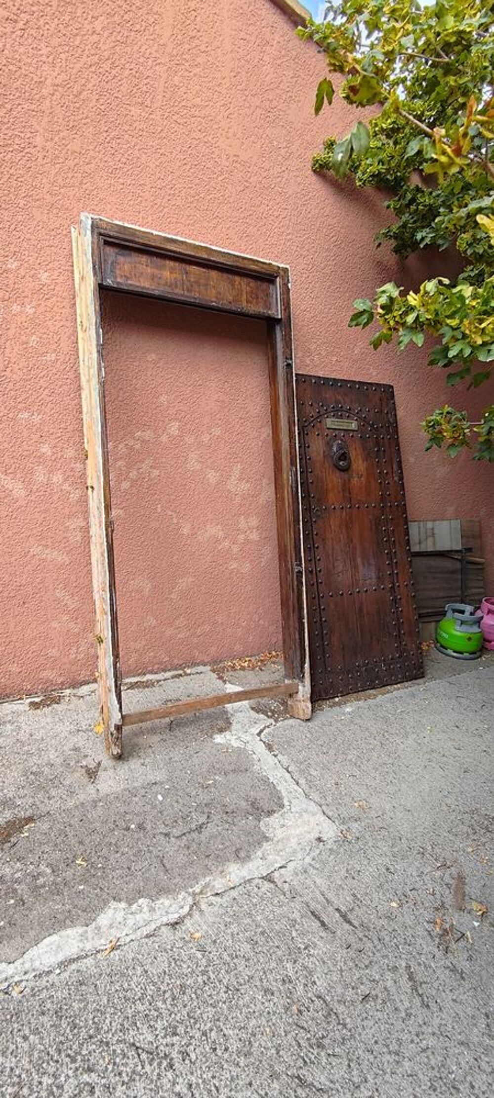 Porte ancienne bois massif clout&eacute;e teinte et vernie. Bricolage