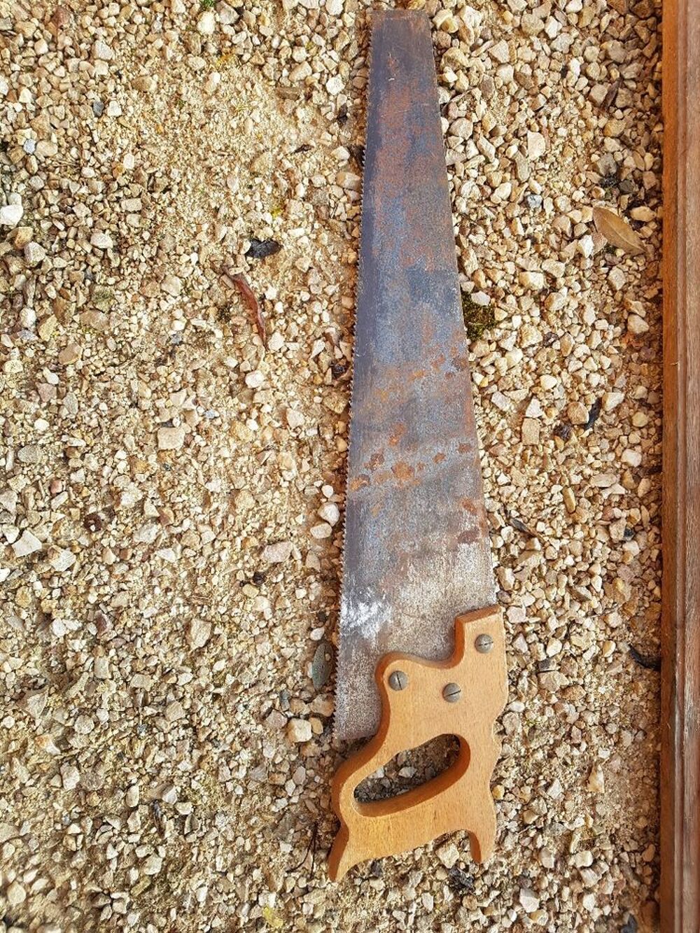 Scie &agrave; main ancienne, manche en bois, en l'&eacute;tat Bricolage