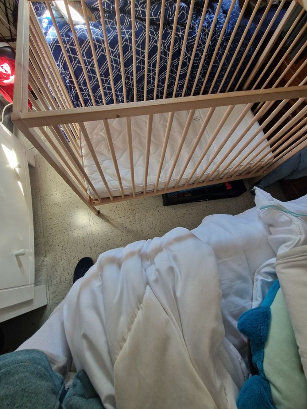 lit &agrave; barreaux avec matelas t&ecirc;te sur&eacute;lev&eacute; Puériculture