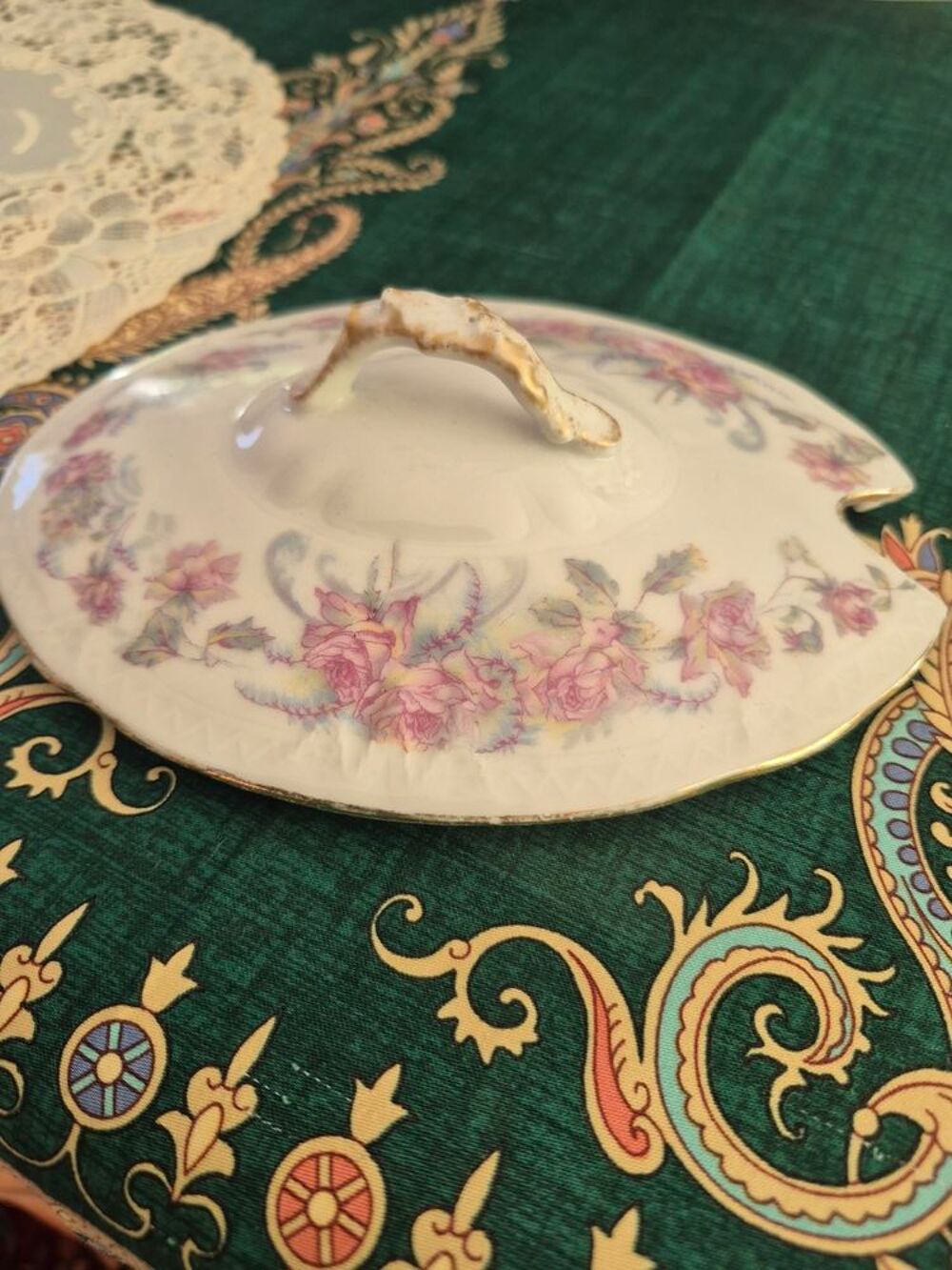 Sauci&egrave;re en porcelaine . Décoration