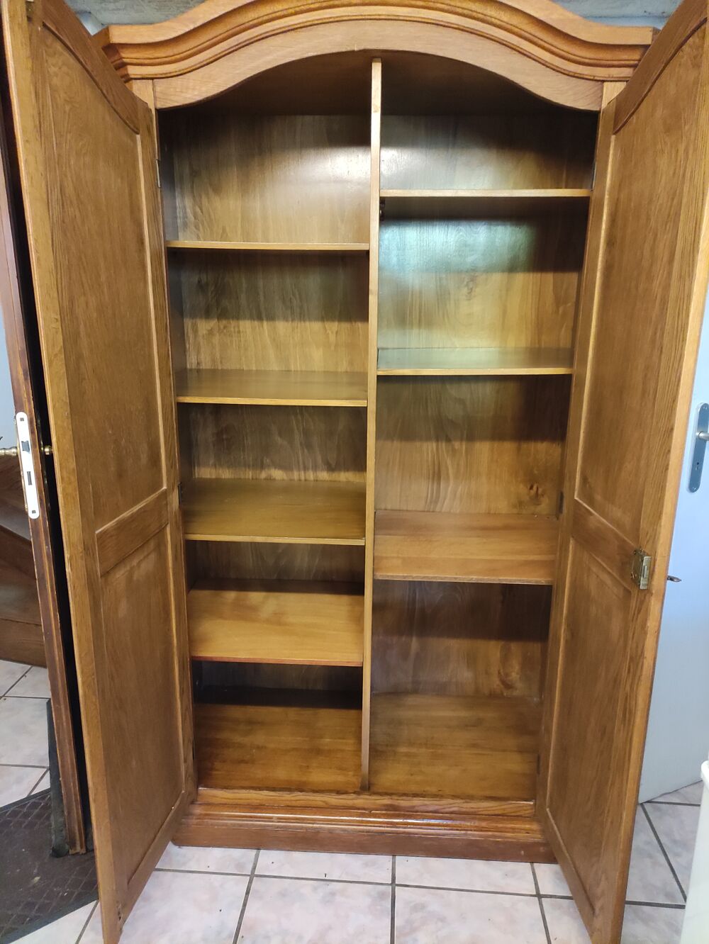 Armoire en chene avec &eacute;tag&egrave;res. Meubles