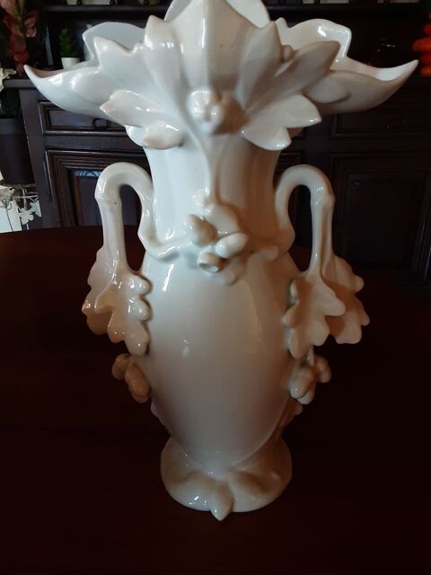 Grand vase de marie; porcelaine dcor de fleurs, feuilles,  1 Tribehou (50)
