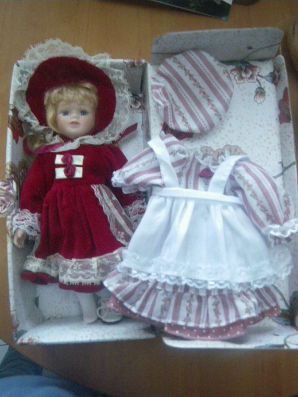 Poup&eacute;e en porcelaine 