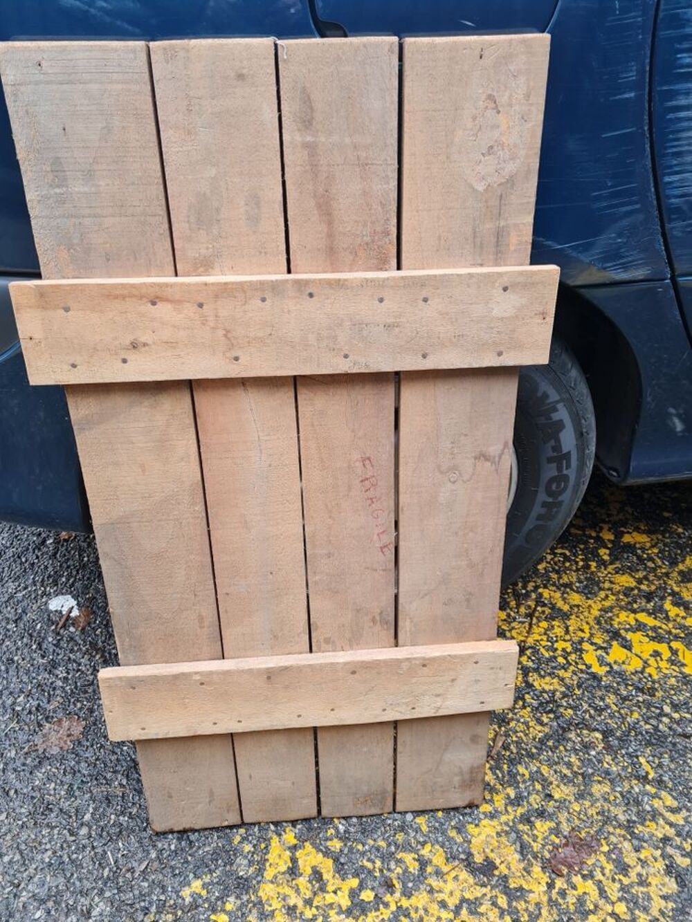 caisse en bois avec poignet sur le coter ppur la porter 2 taille diff&eacute;rente Meubles