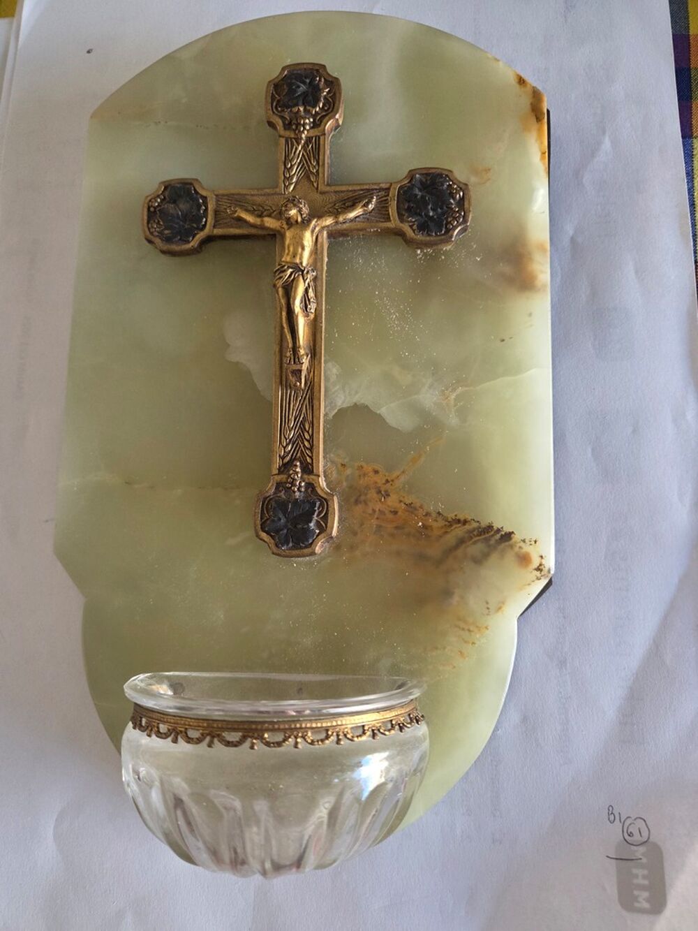 CRUCIFIX MURAL avec BENITIER 