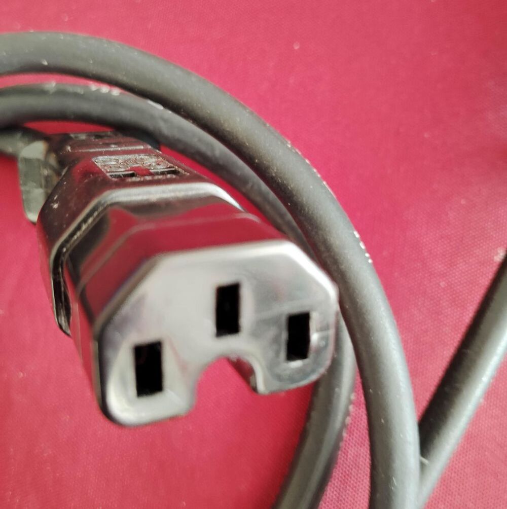 C&acirc;ble d'alimentation noir 1,15m 220 volts .&agrave; rainure d&eacute;tromp Electrom�nager