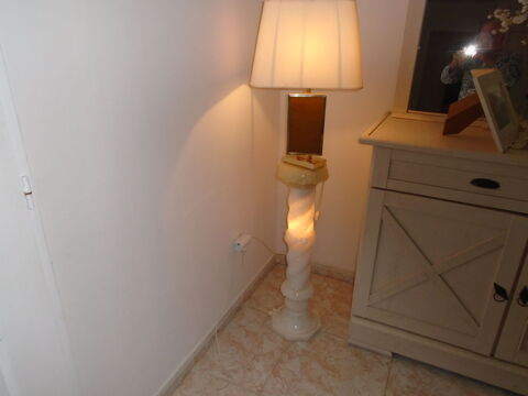 colonne en albatre eclairante avec lampe dessus 50 Badefols-sur-Dordogne (24)