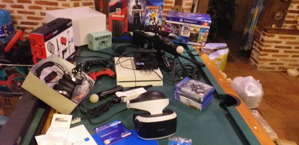 lot PS4 1To PS VR manettes PS manettes VR move chargeur casque gamer minimum 10 jeux beaucoup d'accessoires... Consoles et jeux vid�os