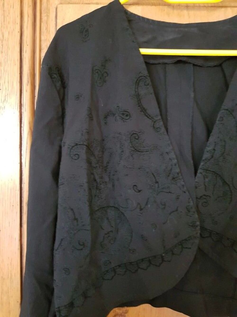 Veste courte noire brod&eacute;e devant faites par un styliste pro Vêtements
