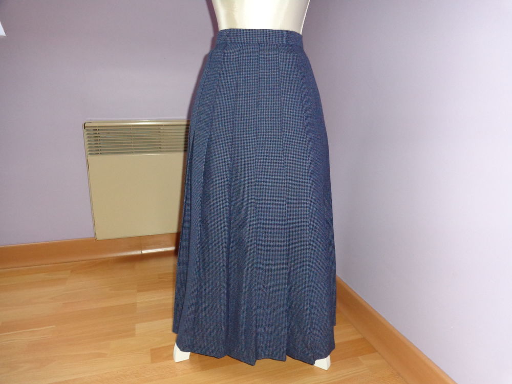 Jupe a carreaux classique. Vêtements