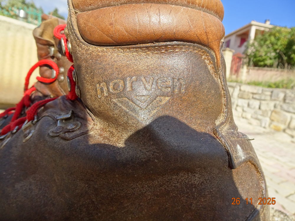 chaussures de montagne cuir peu servi, pointure 42/43 Chaussures