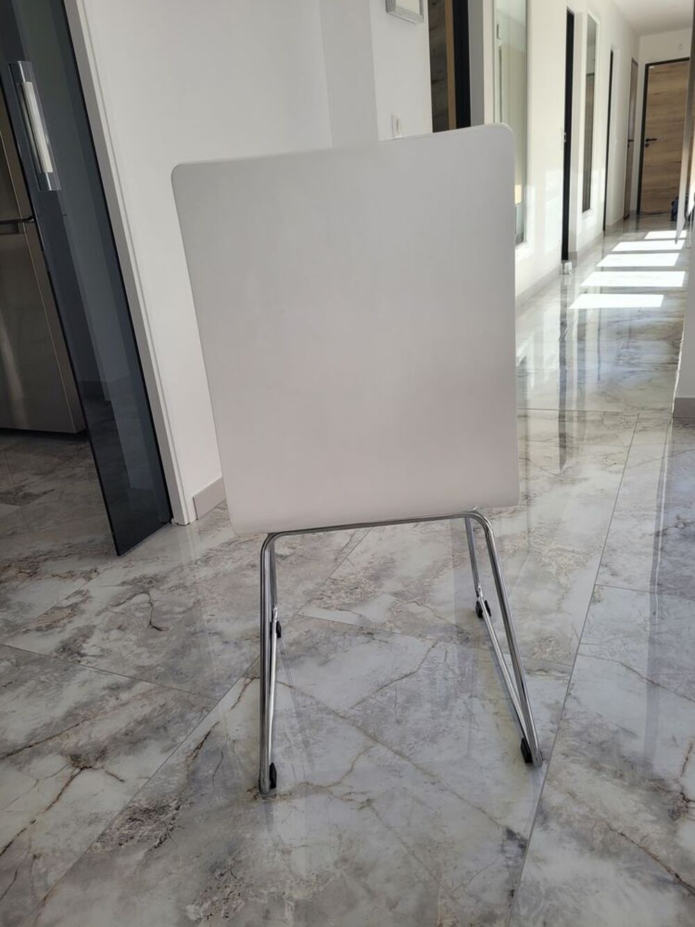 &Eacute;l&eacute;gante table extensible laqu&eacute;e blanche avec 6 chaises mode Meubles