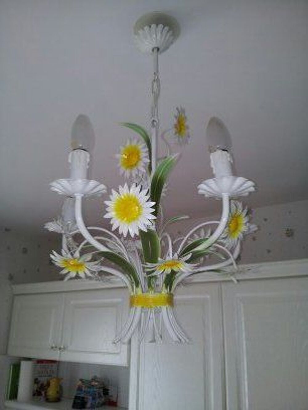 Lustre en m&eacute;tal blanc motifs floraux jaunes et verts Décoration