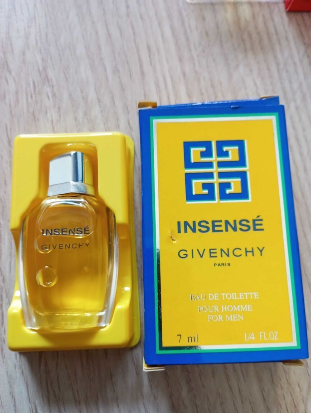 lot 8 miniatures de parfums Givenchy 