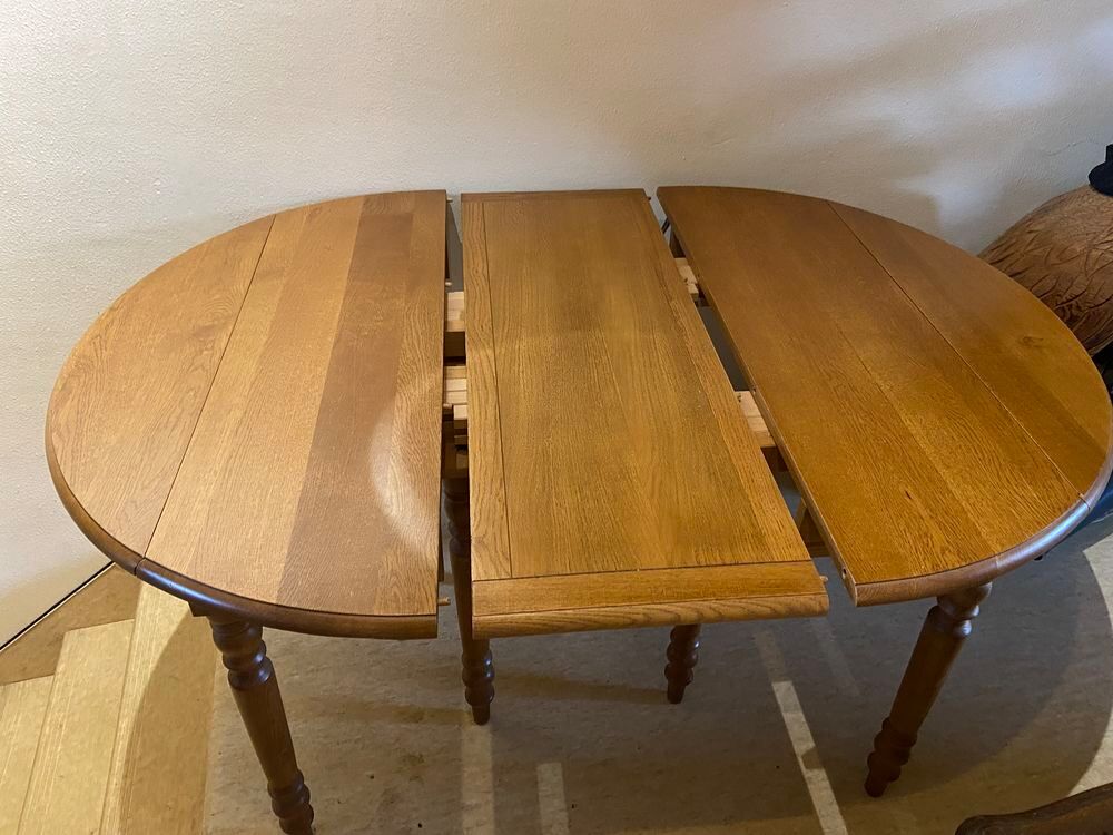 table chene massif avec 6 rallonges 
comme neuve 4.50 Meubles