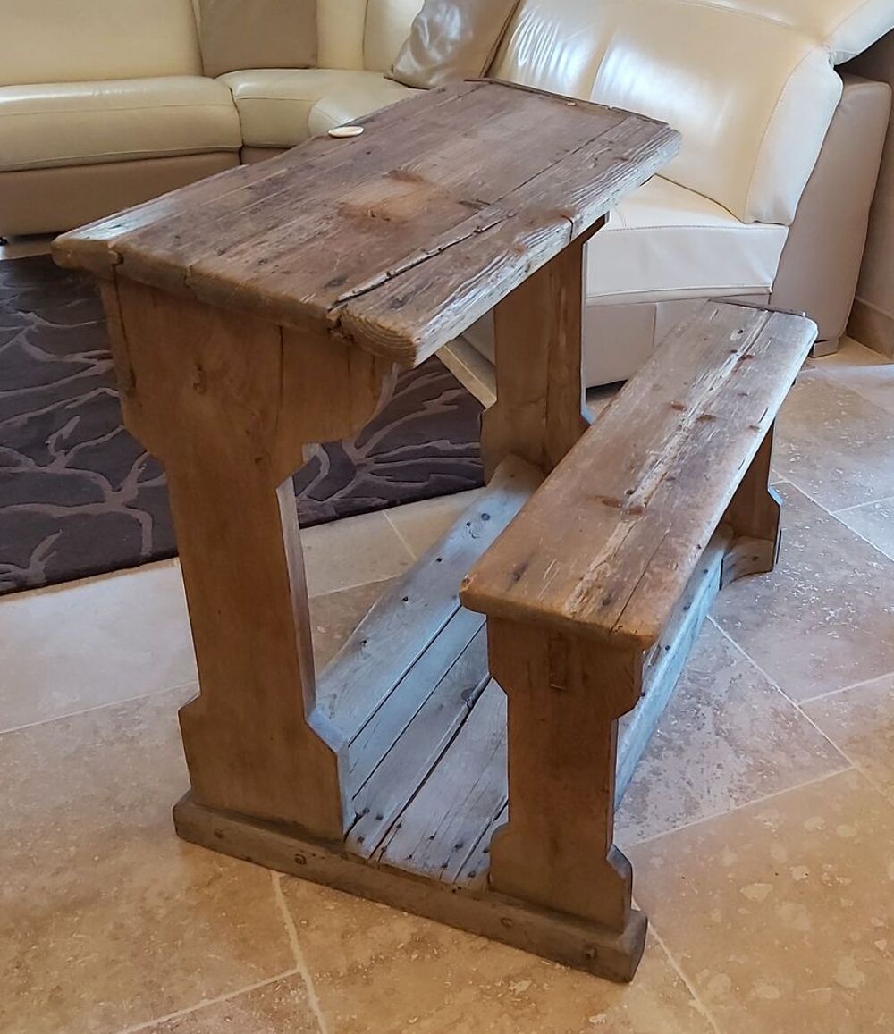 Ancien bureau d'&eacute;colier en bois massif
Meubles