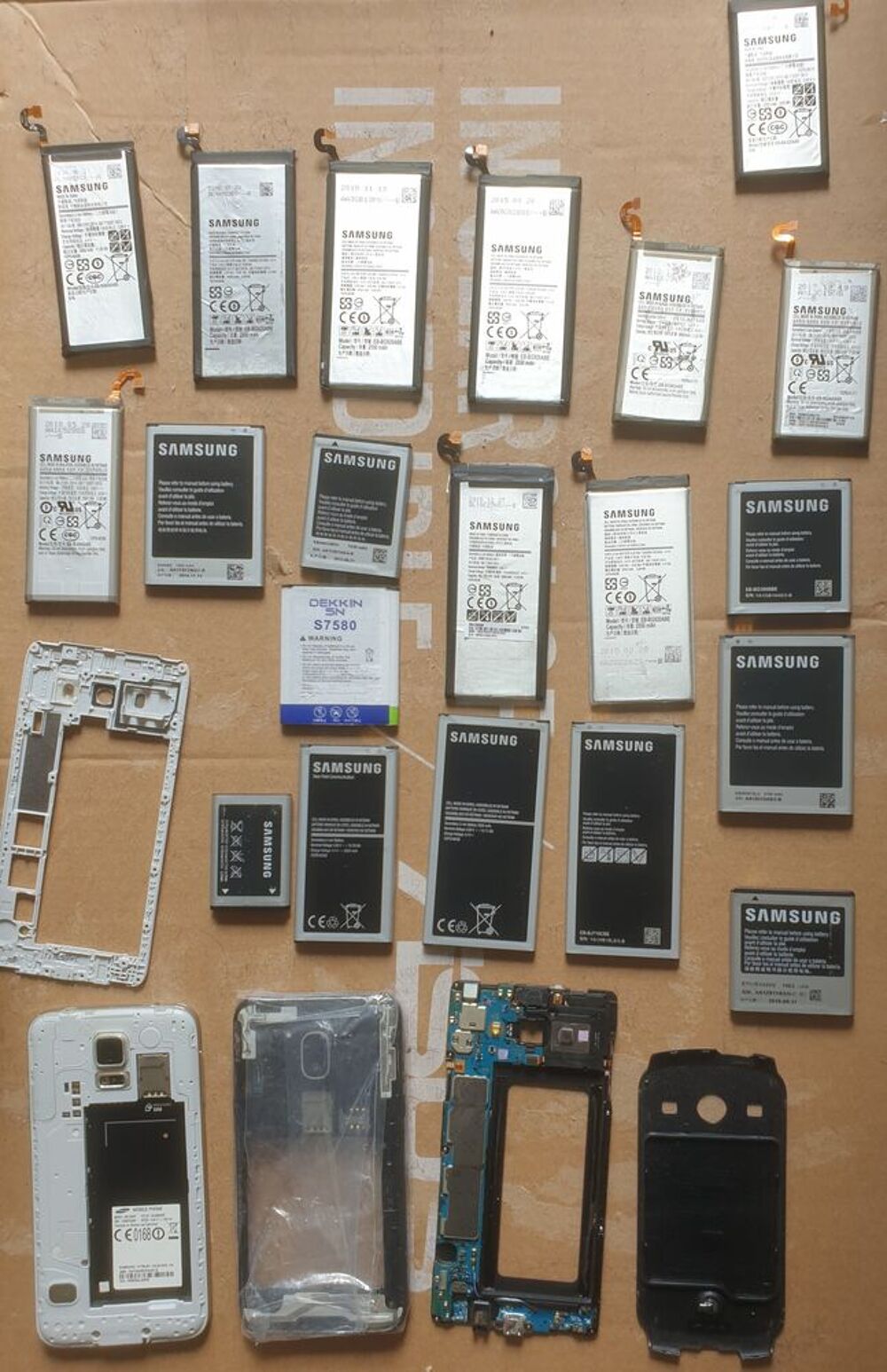 Lot de smartphones Samsung pour pi&egrave;ces Téléphones et tablettes