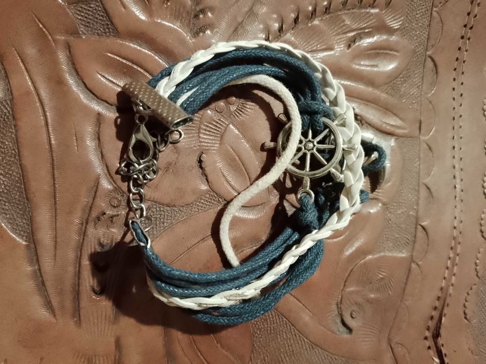 bracelet bleu/blanc en fils et m&eacute;tal argent&eacute;. Bijoux et montres