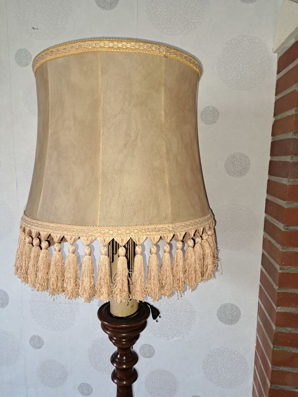 Lampadaire en parfait &eacute;tat avec pied en bois Décoration