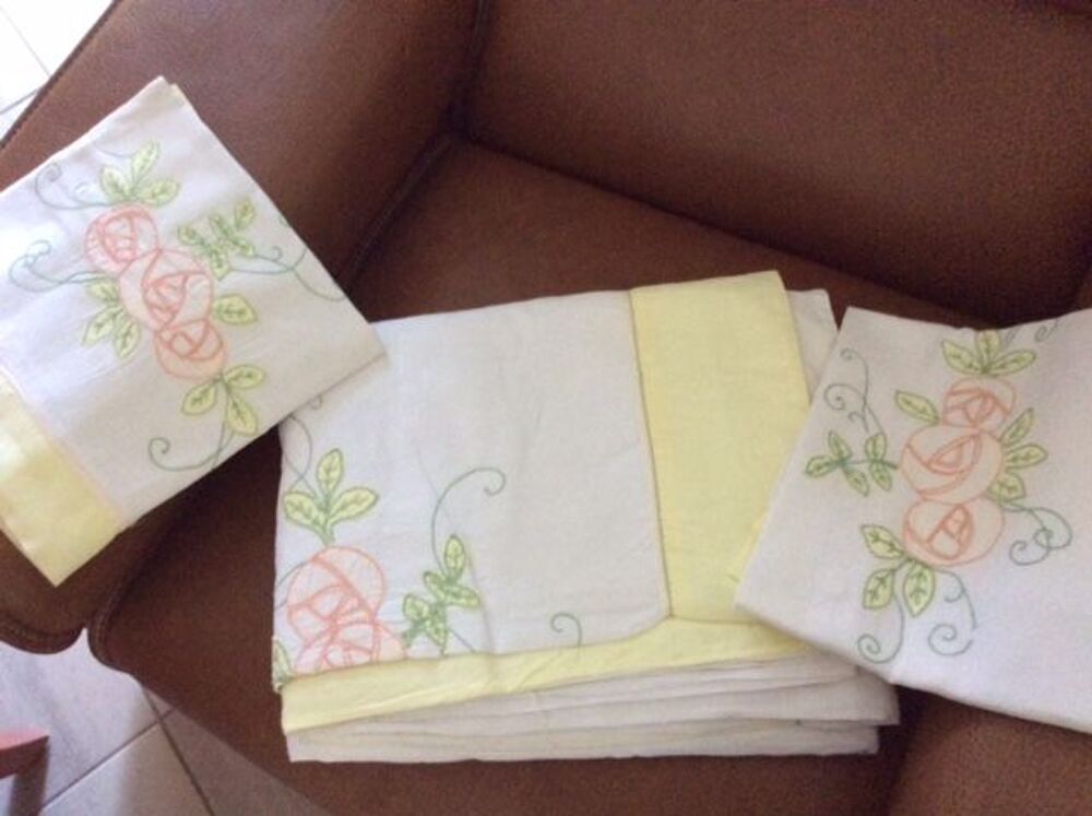 drap + 2 taies brod&eacute;s Décoration