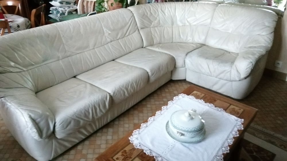 canap&eacute; d'angle convertible 5 places avec pouf assorti. Meubles