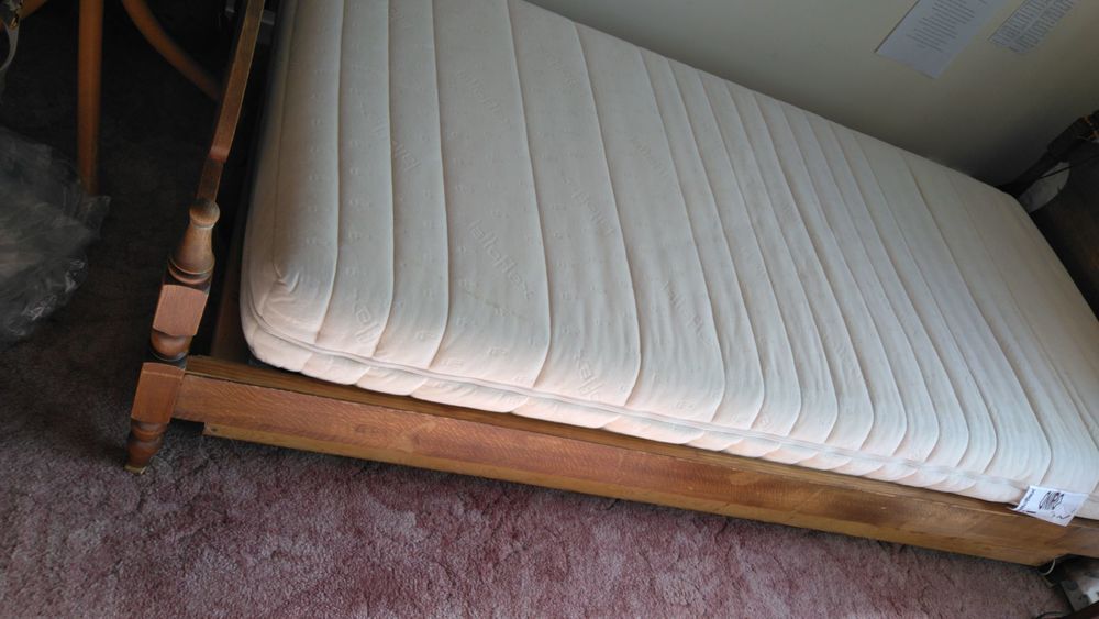 Lit 1 personne avec sommier et matelas + montants de lit. Meubles