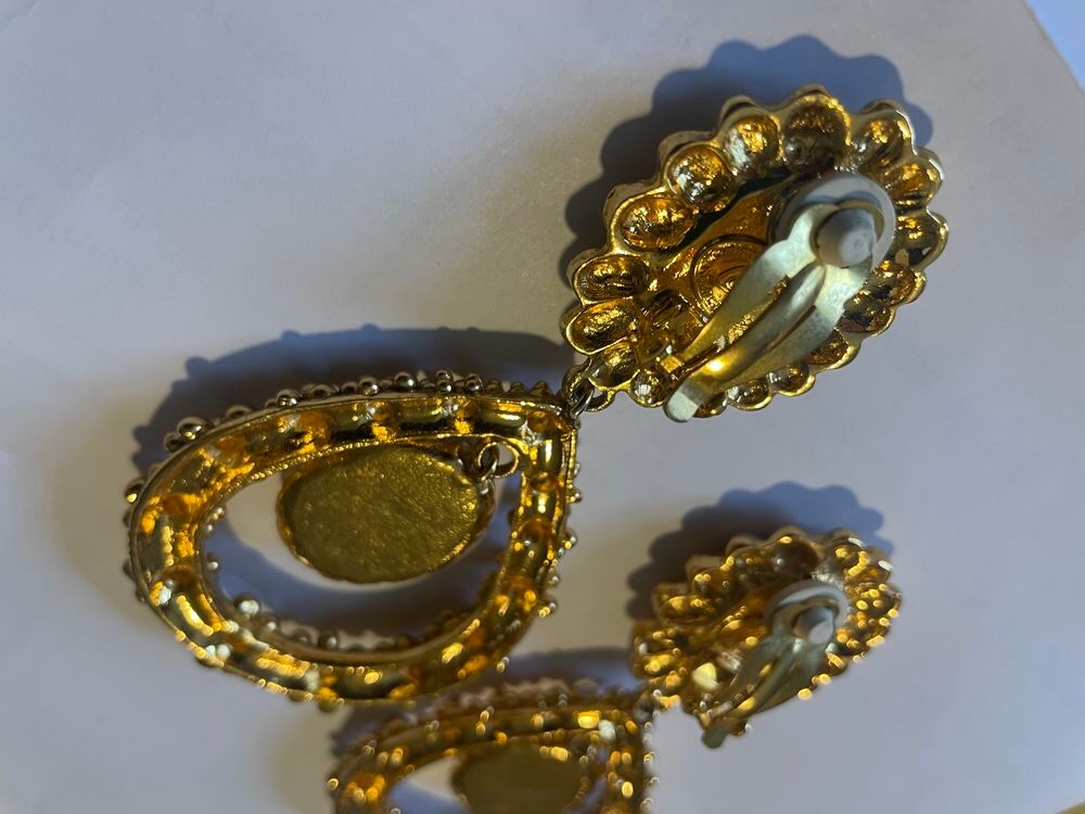 BO ovales perl&eacute;es dor&eacute;es Pendant ovale serti cabochons noir Bijoux et montres