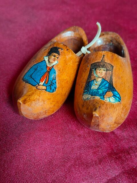 Petits sabots marrons clairs longueur 10 cm (4) 8 Avermes (03)