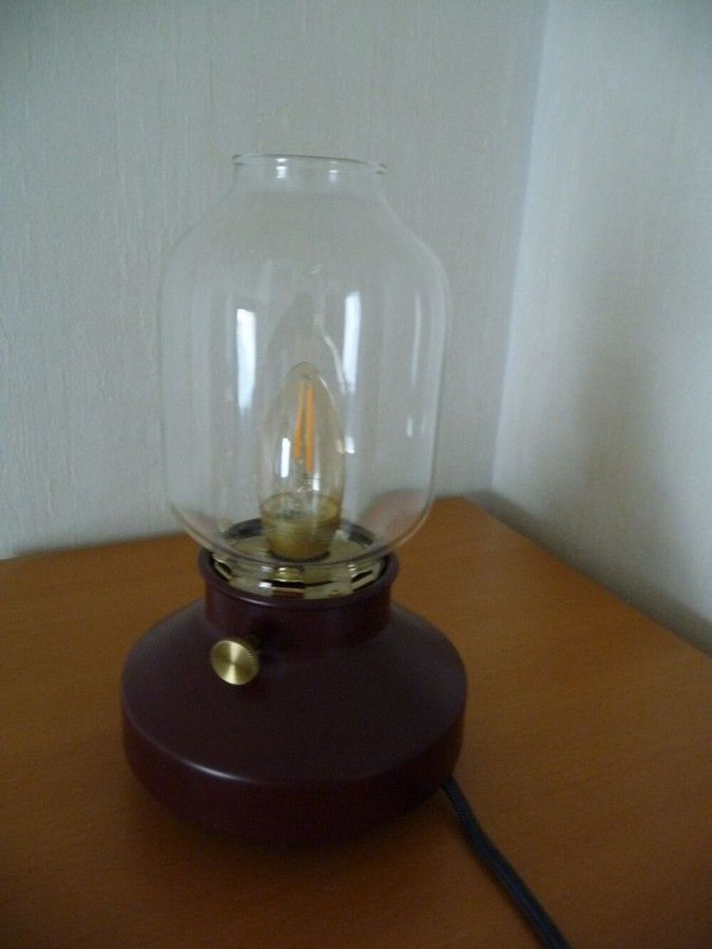Lampe &agrave; poser bordeaux et son ampoule Décoration