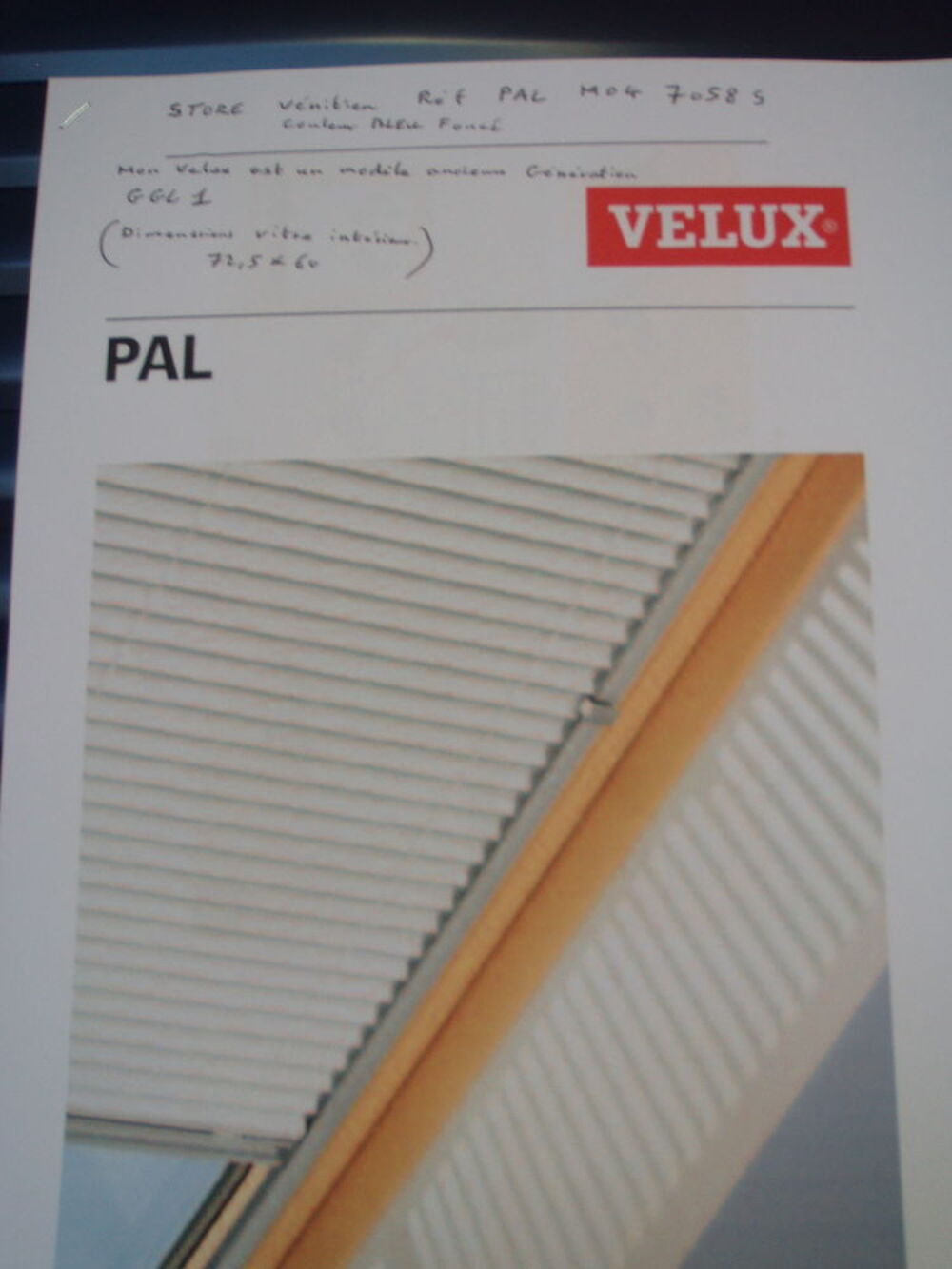 Store v&eacute;nitien pour fen&ecirc;tre VELUX Bricolage