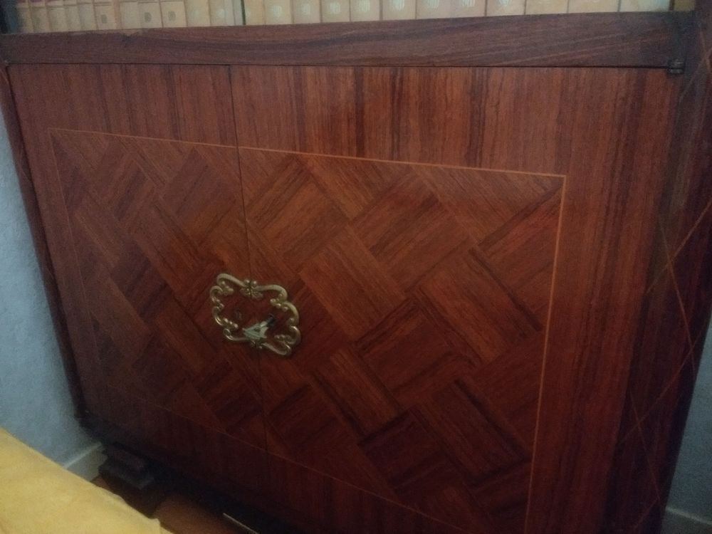 Buffet vitr&eacute; avec design en marqueterie Meubles